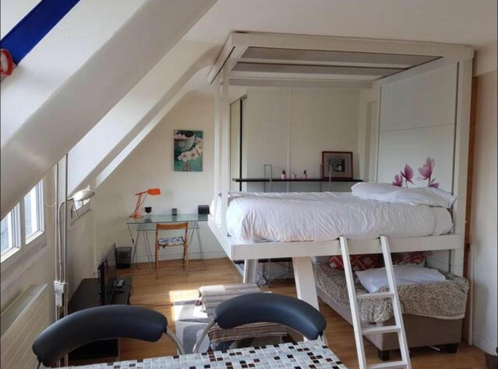een slaapkamer met een stapelbed en een bureau bij Expo Paris Versailles in Parijs