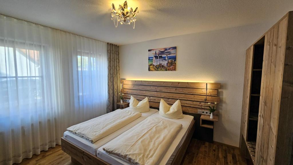 Postel nebo postele na pokoji v ubytování Hotel Gasthof Rössle