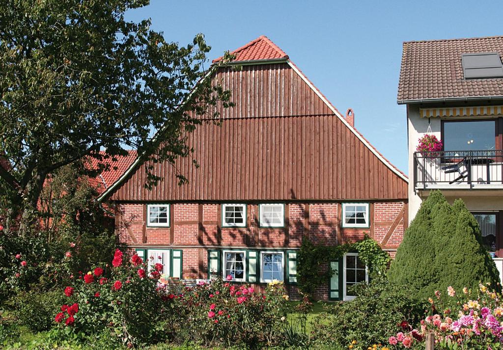 ein großes rotes Haus mit rotem Dach in der Unterkunft Ferienhof Klemme in Rinteln