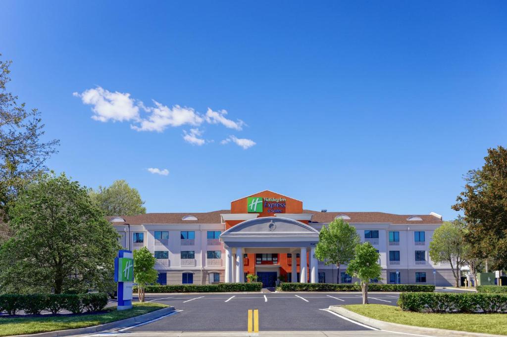 een weergave van de voorkant van een hotel bij Holiday Inn Express Hotel & Suites Jacksonville - Mayport / Beach, an IHG Hotel in Jacksonville