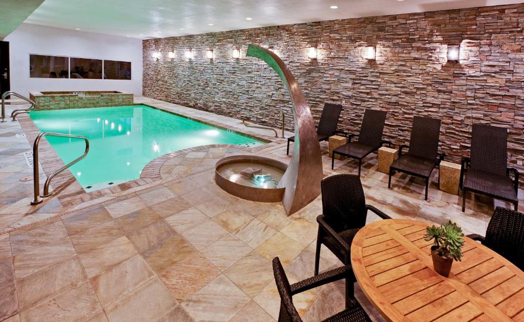 Bazén v ubytování Hawthorn Suites by Wyndham Lubbock nebo v jeho okolí