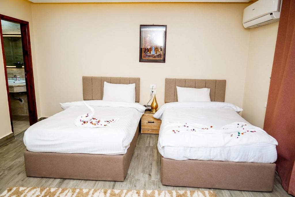 Postel nebo postele na pokoji v ubytování Pyramids Hotel