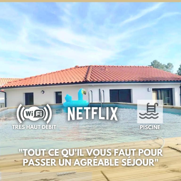 une maison avec une piscine devant dans l'établissement Sunset House, à Mimizan