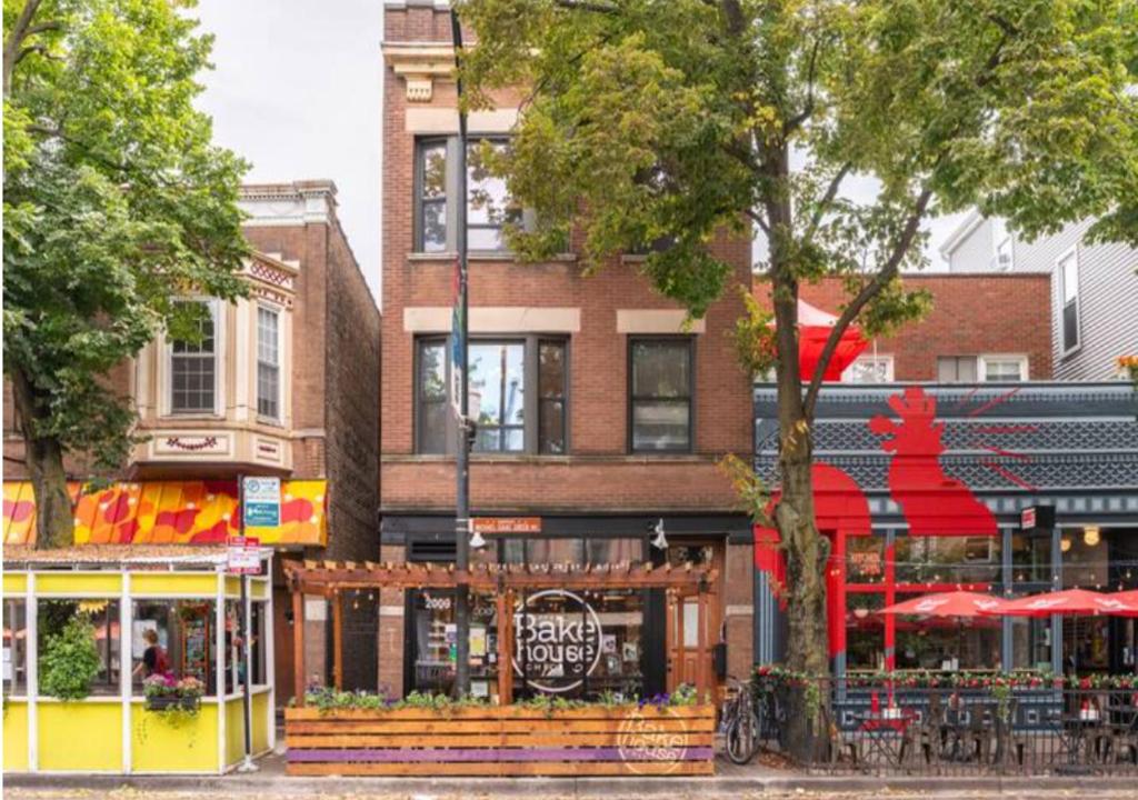 a building on a city street with a restaurant at The Roscoe Village Guesthouse in Chicago