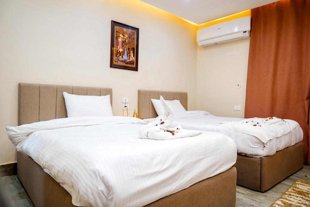 Postel nebo postele na pokoji v ubytování Pyramids Hotel