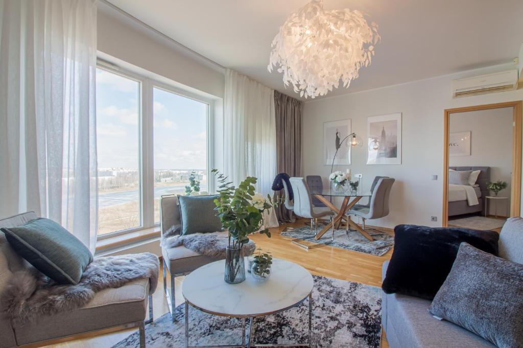 sala de estar con sofá y mesa en City Center Luxury Apartment, en Tartu