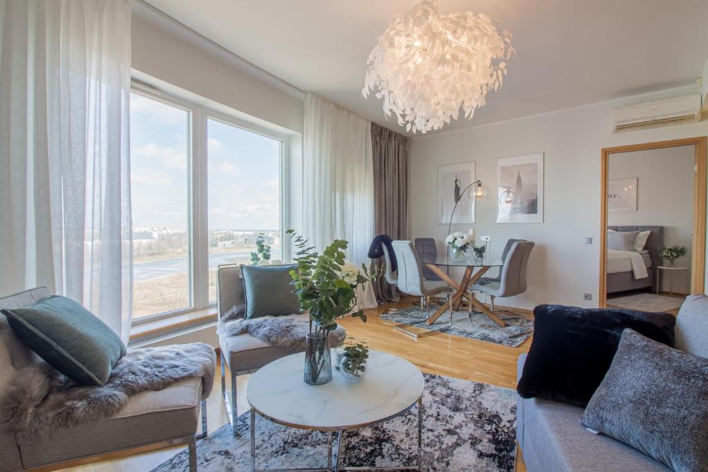 una sala de estar con un sofá y una mesa en City Center Luxury Apartment, en Tartu