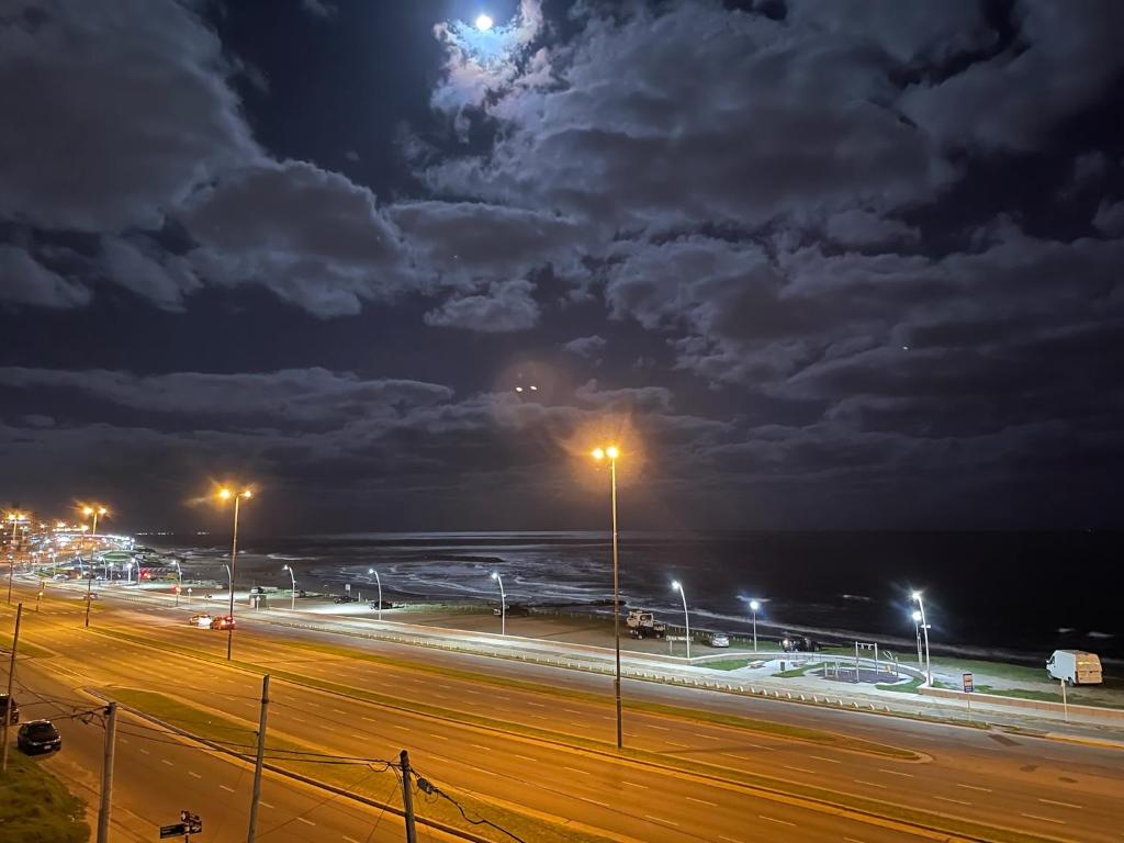 マル・デル・プラタにあるFrenteMarの明かりと海のある通りの夜景