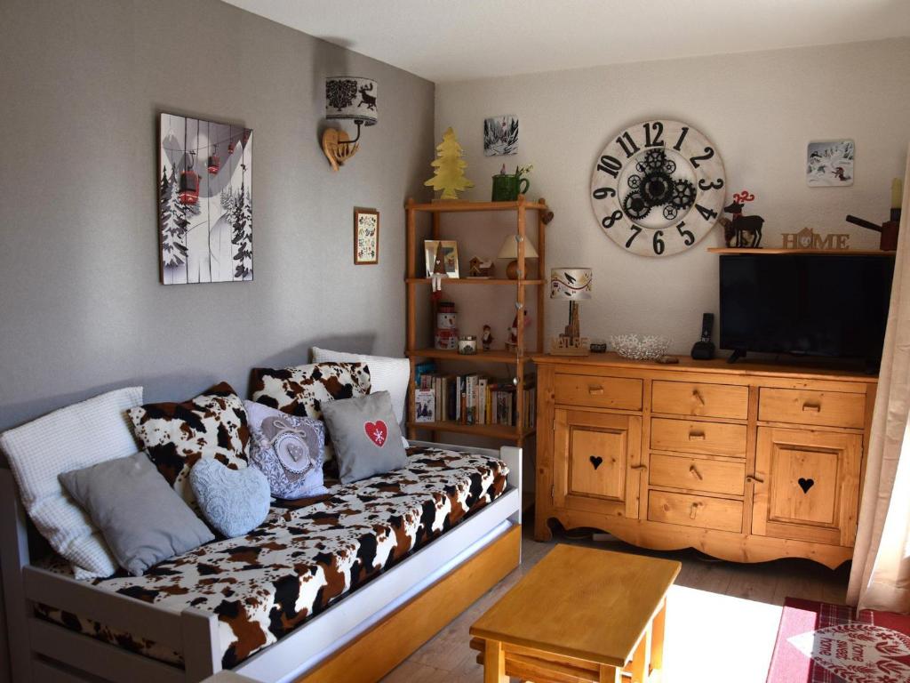 - un salon avec un canapé et une télévision dans l'établissement Appartement Pralognan-la-Vanoise, 3 pièces, 6 personnes - FR-1-464-52, à Pralognan-la-Vanoise