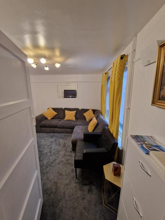 een kleine woonkamer met een bank bij Beck's Sunset Accommodation in Dover