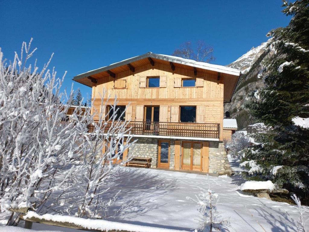 Chalet Pralognan-la-Vanoise, 6 pièces, 10 personnes - FR-1-464-163 في برالونيان-لا-فانواز: منزل خشبي كبير في الثلج مع الاشجار