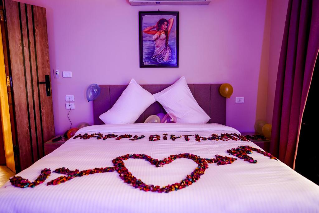 Postel nebo postele na pokoji v ubytování Pyramids Hotel