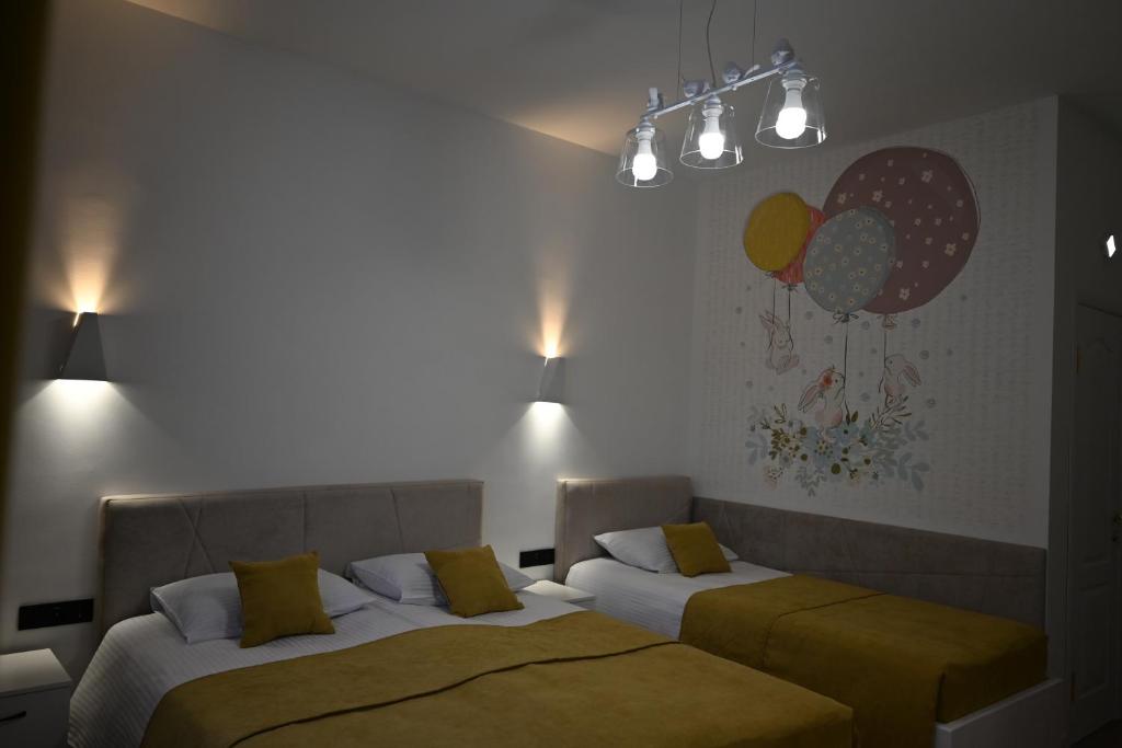 una camera con due letti e un dipinto sul muro di Hotel Korona a Verbovatovka