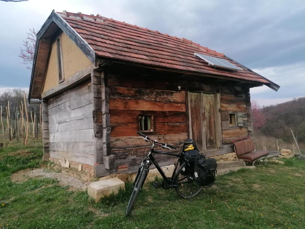 un vélo garé devant un petit bâtiment dans l'établissement Deda Vinko Off Grid Cabin, à Ključ