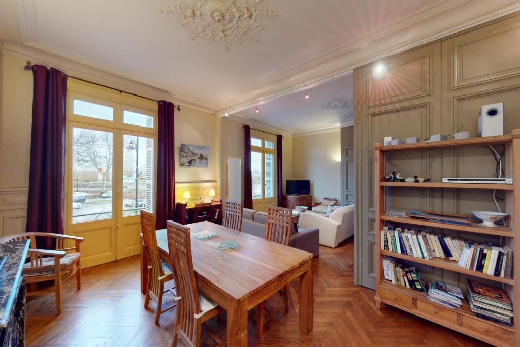 une salle à manger avec une table et un salon dans l'établissement L’Avant Port Stunning View of Honfleur’s Outer Harbor 53 m 2 Guest, à Honfleur