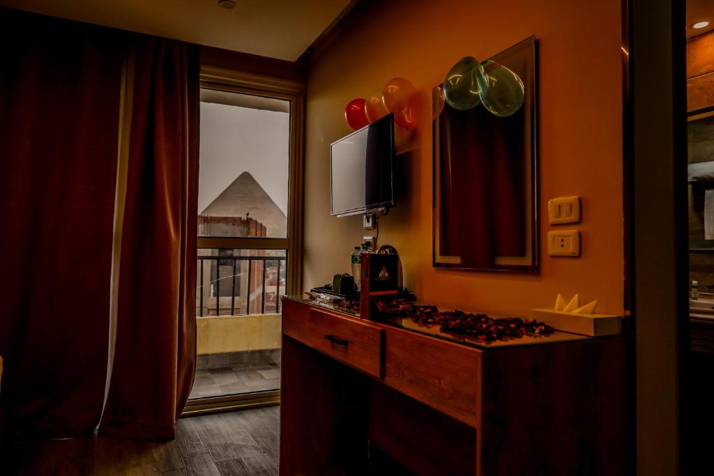 TV a/nebo společenská místnost v ubytování Pyramids Hotel