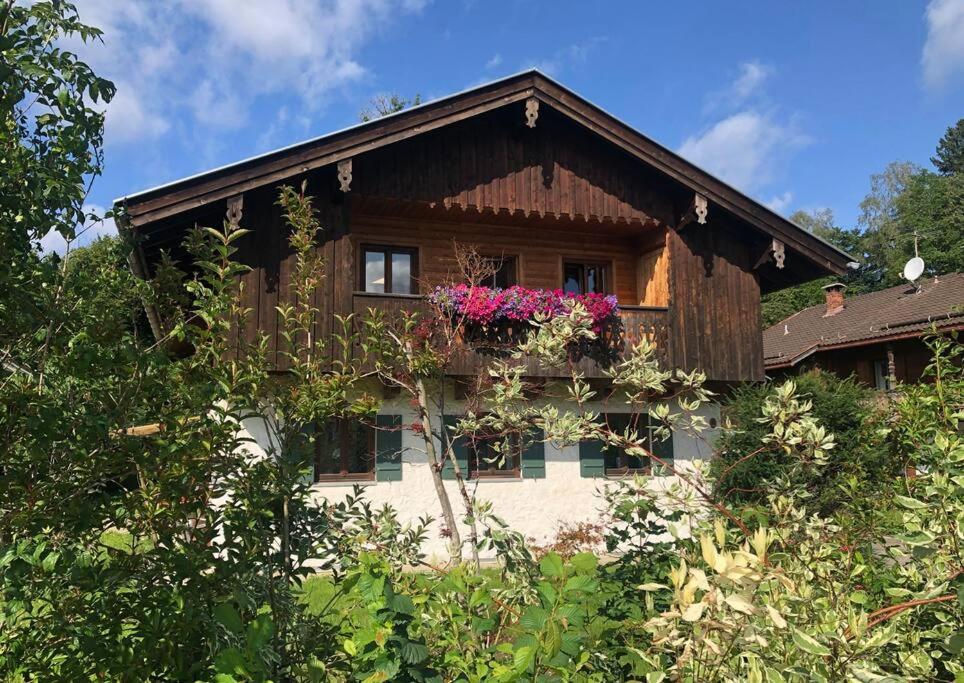 een huis met bloemen erop bij NEU - traumhafte Ferienwohnung mit Bergblick in Lenggries