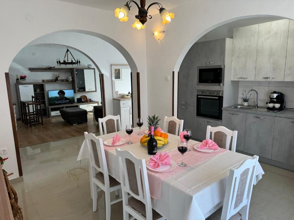 Kuchnia lub aneks kuchenny w obiekcie House Nada apartman