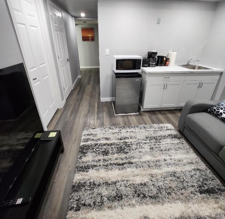 Cuina o zona de cuina de Entire Basement Suite with Private Entrance