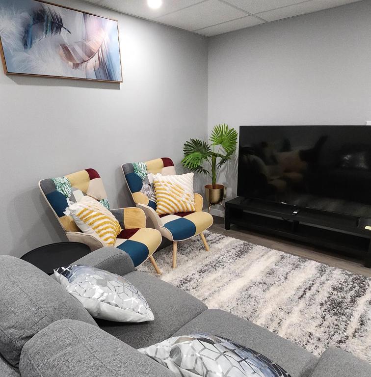 Televisor o centre d'entreteniment de Entire Basement Suite with Private Entrance