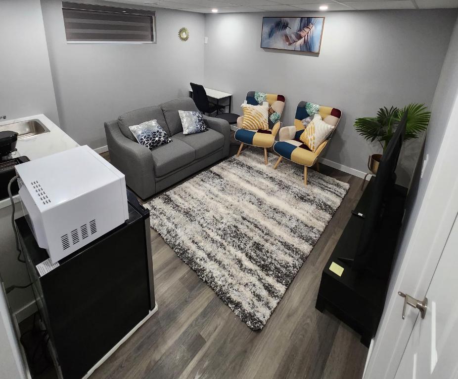Zona d'estar a Entire Basement Suite with Private Entrance