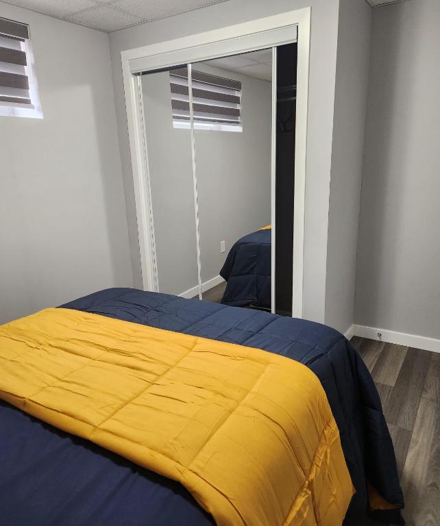 Llit o llits en una habitació de Entire Basement Suite with Private Entrance