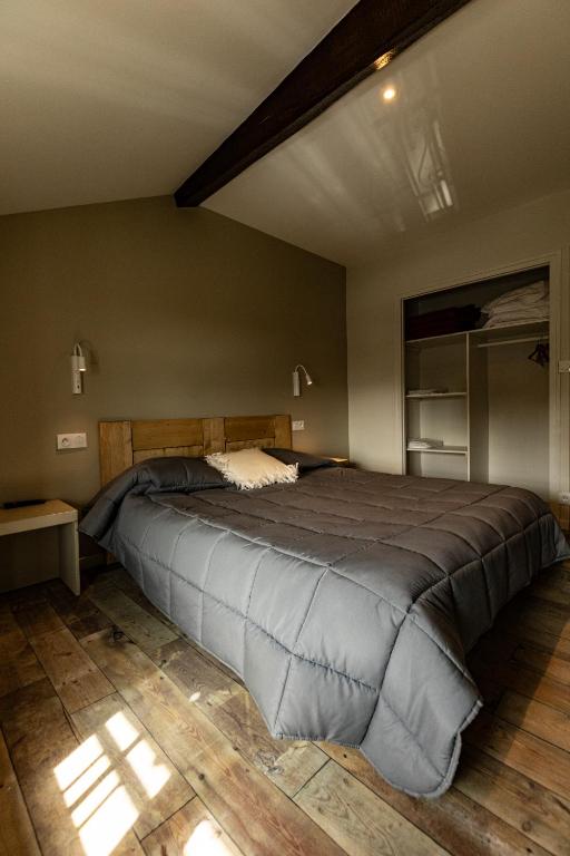Postel nebo postele na pokoji v ubytování Hôtel Le Coq d'Or