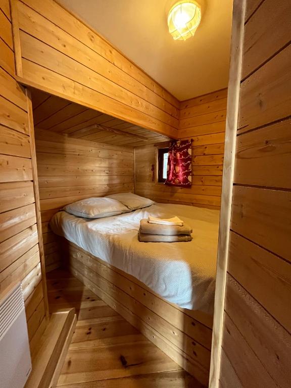 Postel nebo postele na pokoji v ubytování Chalet des Myrtilles - chalet cosy avec vue