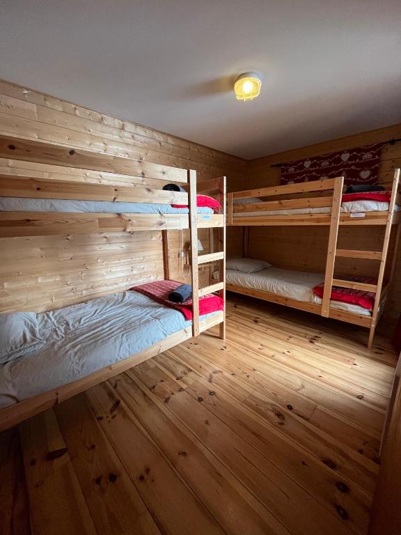 Postel nebo postele na pokoji v ubytování Chalet des Myrtilles - chalet cosy avec vue