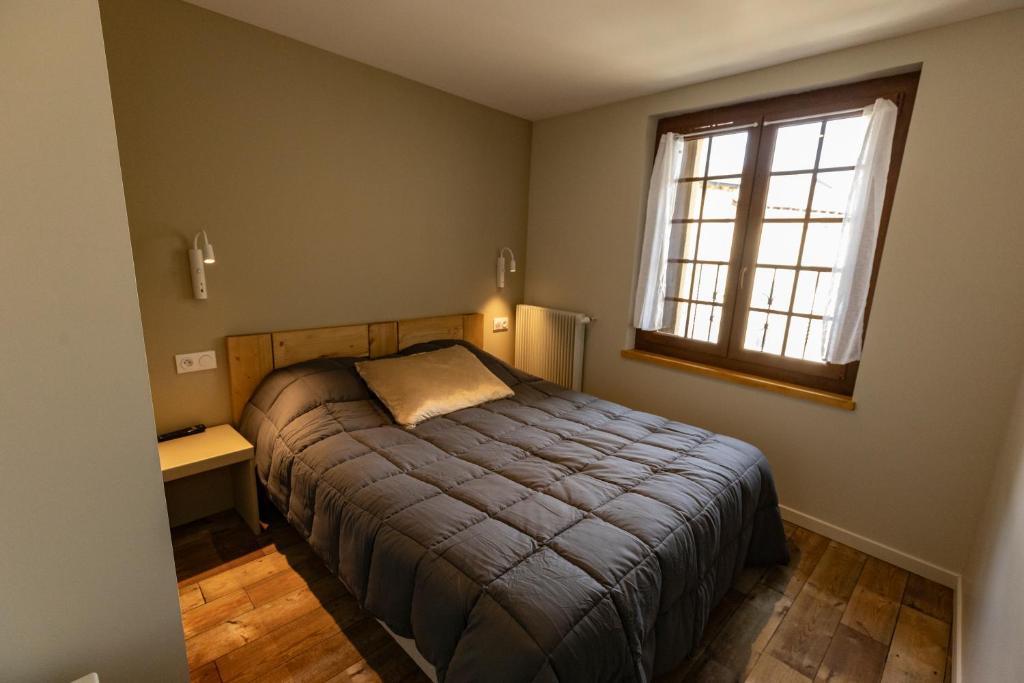 Postel nebo postele na pokoji v ubytování Hôtel Le Coq d'Or