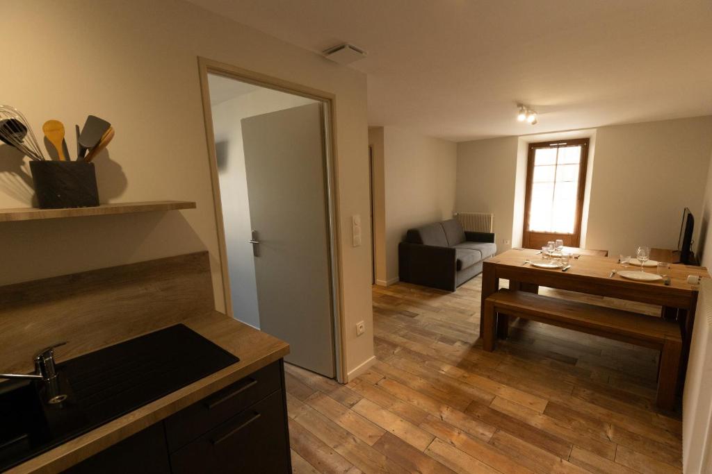 TV a/nebo společenská místnost v ubytování Hôtel Le Coq d'Or