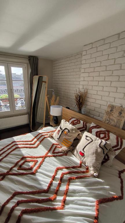 a bed with two stuffed animals on top of it at Austerlitz Cocoon in Paris