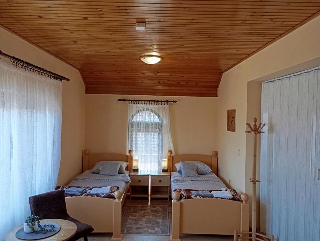 1 dormitorio con 2 camas y ventana en Apartman Sekulić, en Sombor