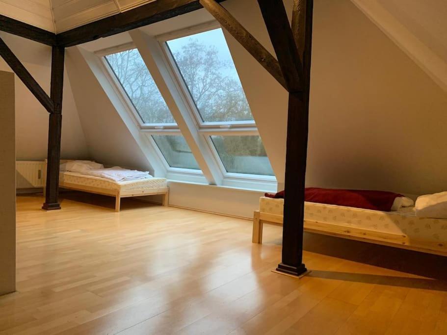 Zimmer im Dachgeschoss mit 2 Betten und einem Fenster in der Unterkunft Exclusive Ferienwohnung Monteurwohnung 8 Personen in Oberhausen