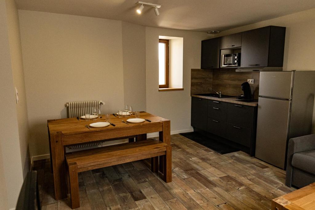 Kuchyň nebo kuchyňský kout v ubytování Hôtel Le Coq d'Or