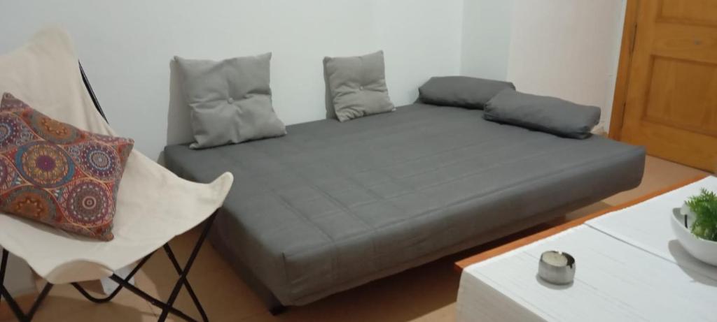 Een bed of bedden in een kamer bij Apartamento en el corazon de Triana