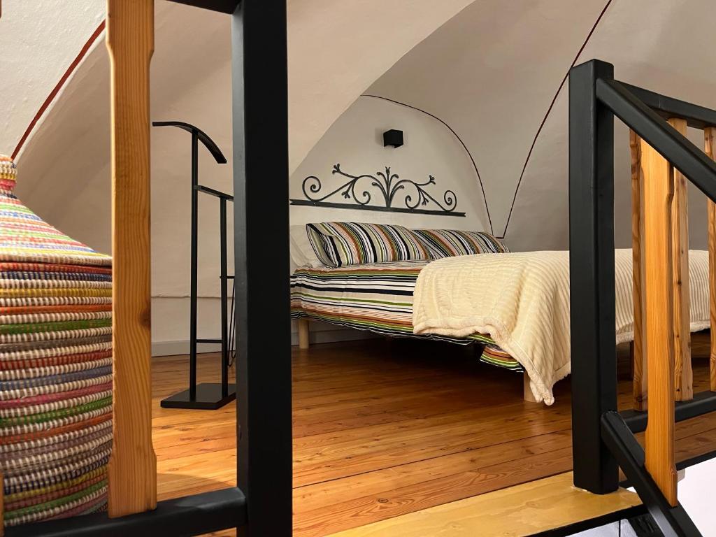 um quarto com uma cama num quarto em Il Loft In Piazza 2 em Dolceacqua