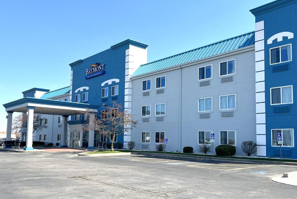 an empty parking lot in front of a hotel at Baymont by Wyndham Litchfield in Litchfield