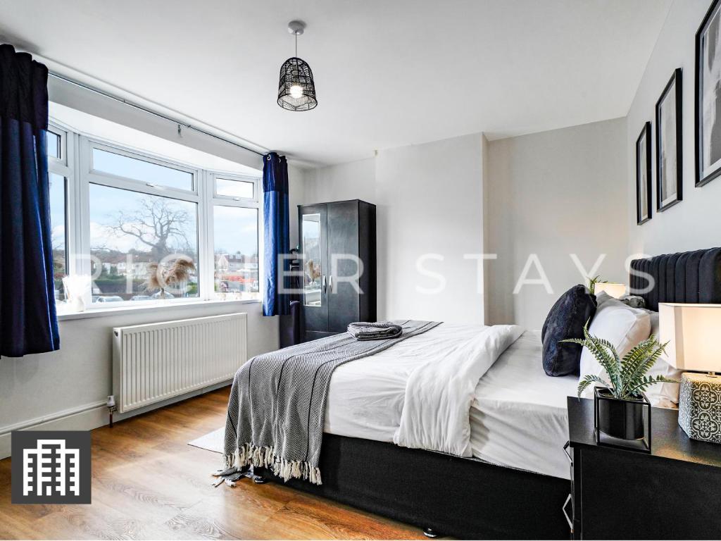 a bedroom with a bed and a window at Watford Large 5BR Home - Contractors & Families in Watford