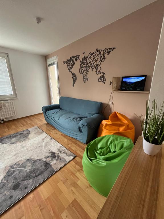 - un salon avec un canapé et une table dans l'établissement Bad Stuben Hostel, à Turčianske Teplice