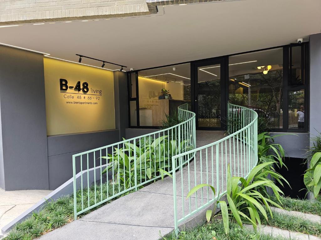 麥德林的住宿－B 48 Living by B Rent，建筑外的植物前方的商店