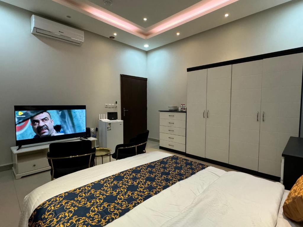 1 dormitorio con 1 cama y TV de pantalla plana en استوديو غرفة ودورة مياه 5, en Riad