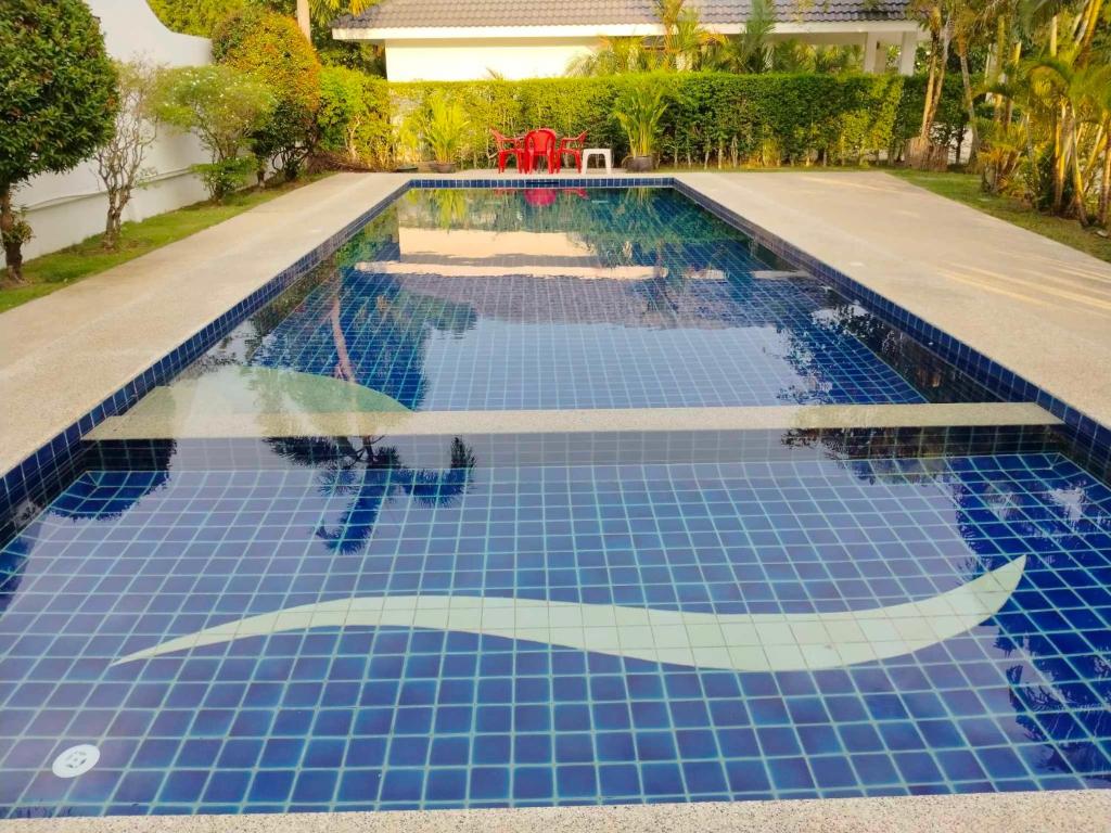 a swimming pool with a fish painted on it at F&F Mae Phim Villa Rayong in Ban Ang