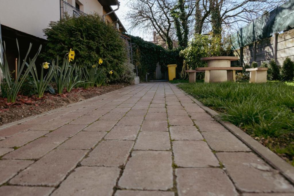 Vonkajšia záhrada v ubytovaní Dobay Apartman Gyula