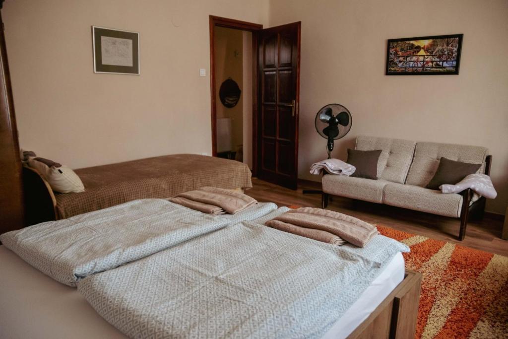Posteľ alebo postele v izbe v ubytovaní Dobay Apartman Gyula