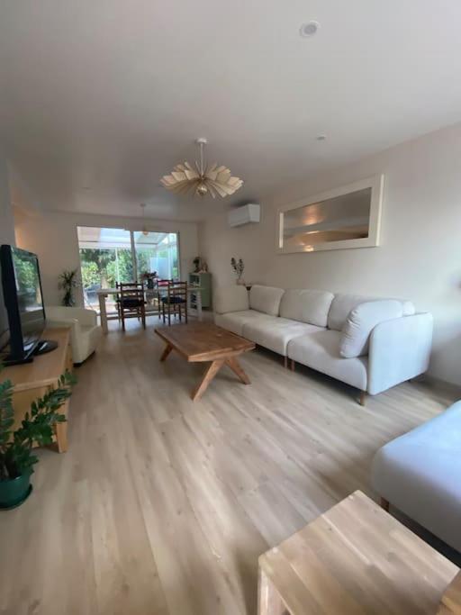 un salon avec un canapé et une table dans l'établissement Maison familiale proche plages et Montpellier, à Mauguio