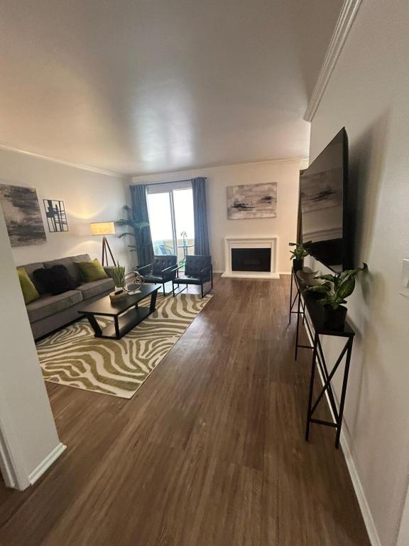 un soggiorno con divano e tavolo di Beverly Hills City Vibe 1 br Apt w Parking 324 a Los Angeles