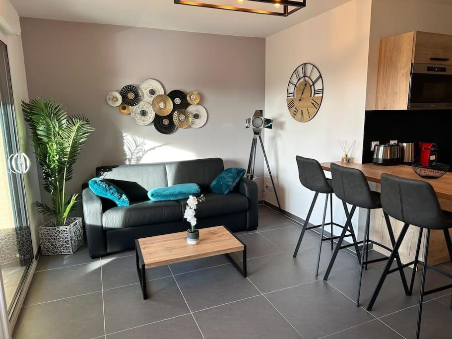 een woonkamer met een bank en een tafel bij Joli appartement résidence neuve in Saint-Mandrier-sur-Mer