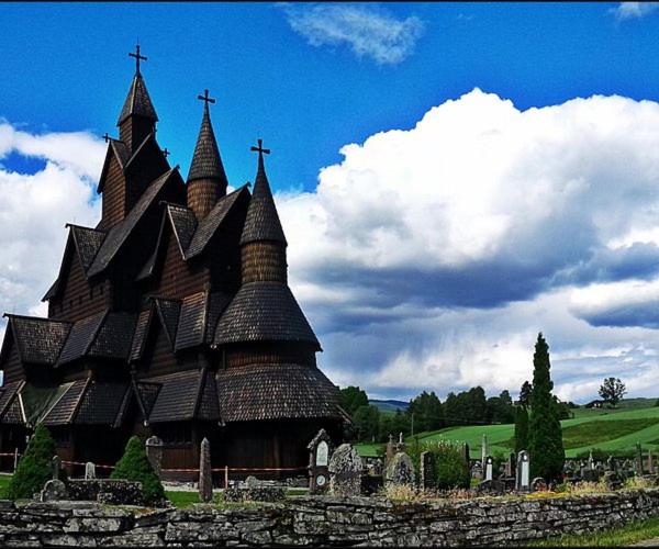 Una gran iglesia con cruces encima. en Welcome to Heddalsvegen 43, Notodden's most welcoming dormitory!, en Notodden