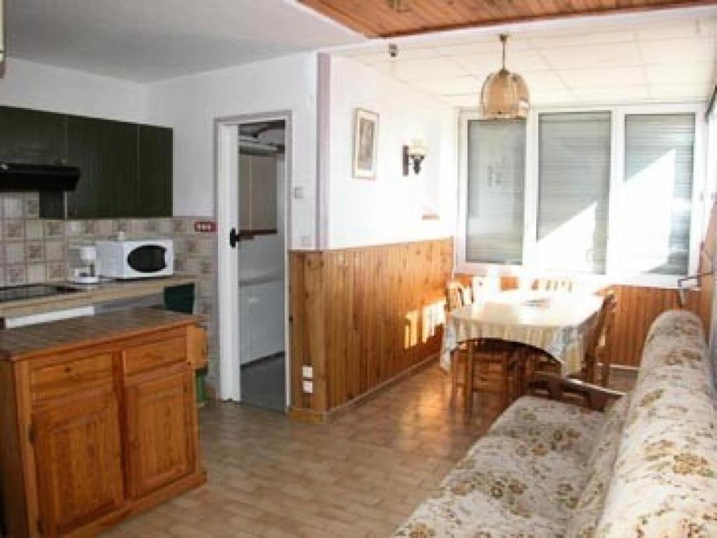 - une cuisine avec un canapé et une table dans l'établissement Résidence Les Arenes - 4 Pièces 6 couchages PORT LEUCATE MAE-4534, à Port-Leucate